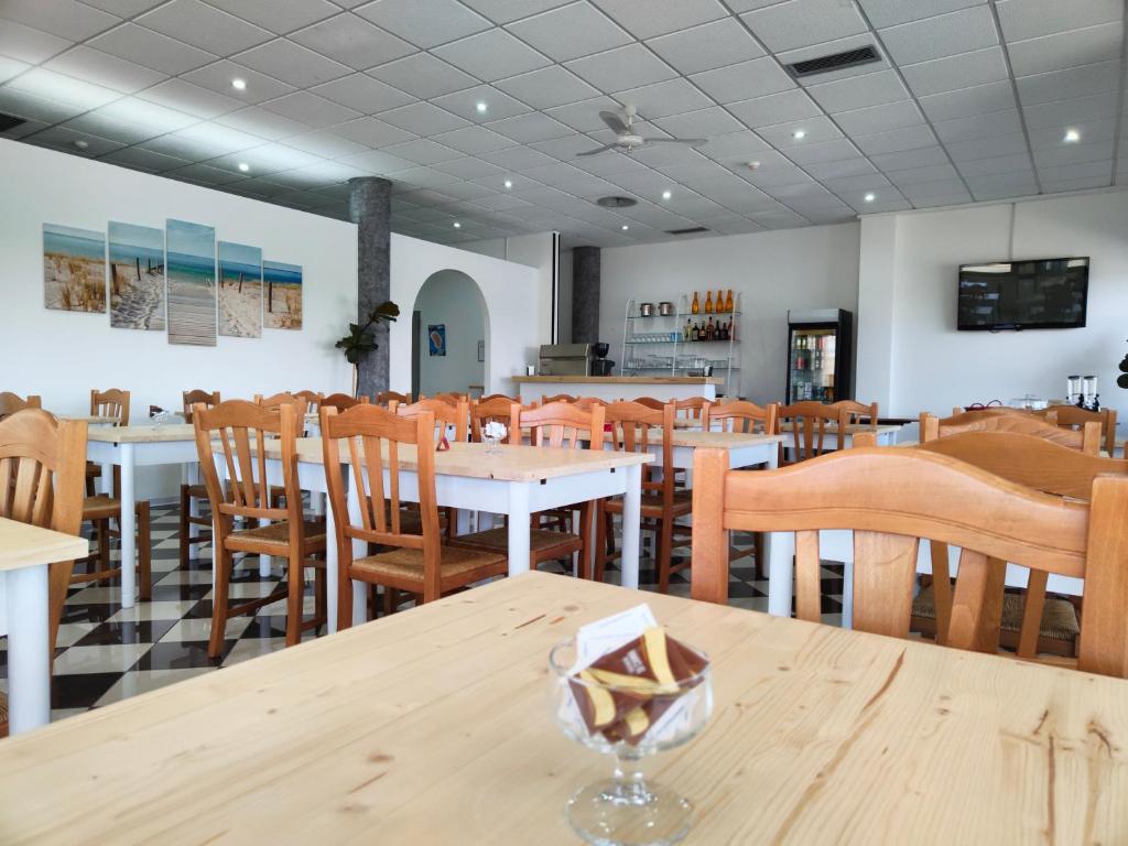 une salle à manger avec des tables et des chaises dans un restaurant dans l'établissement Hotel Baia del Cigno, à Torre San Giovanni