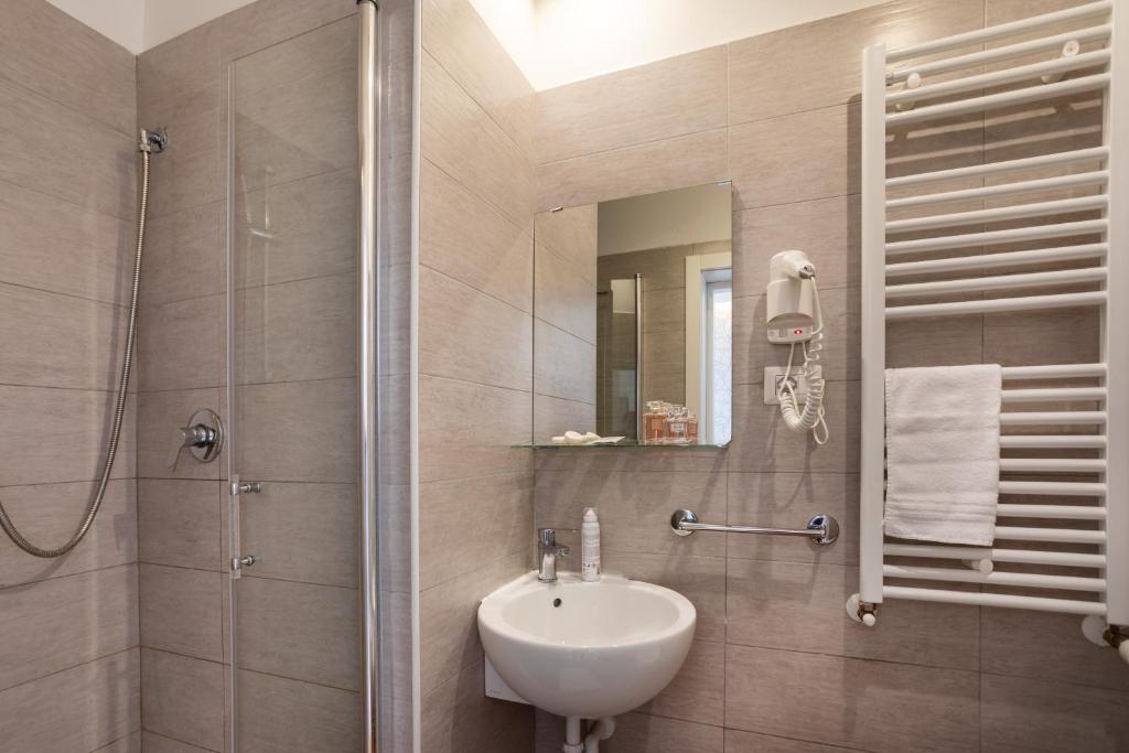 une salle de bain avec un lavabo et une douche dans l'établissement Hb Hotels Orchidea Blu, à Rimini