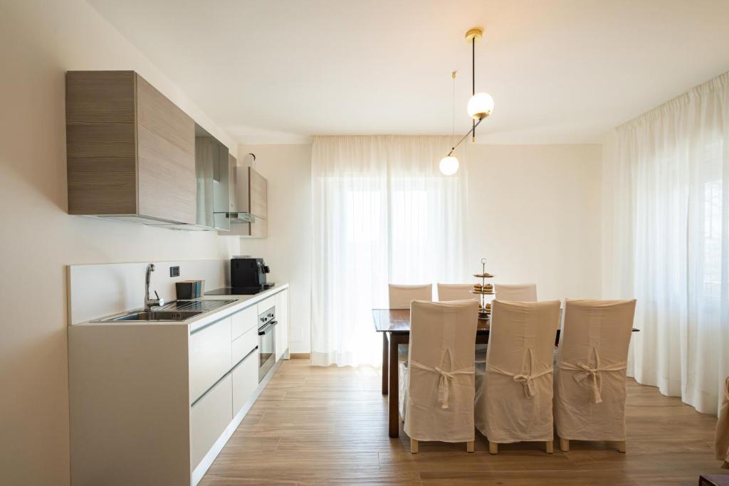 une cuisine et une salle à manger avec une table et des chaises dans l'établissement Tenuta dei Franceschi, à Borgo Santa Maria