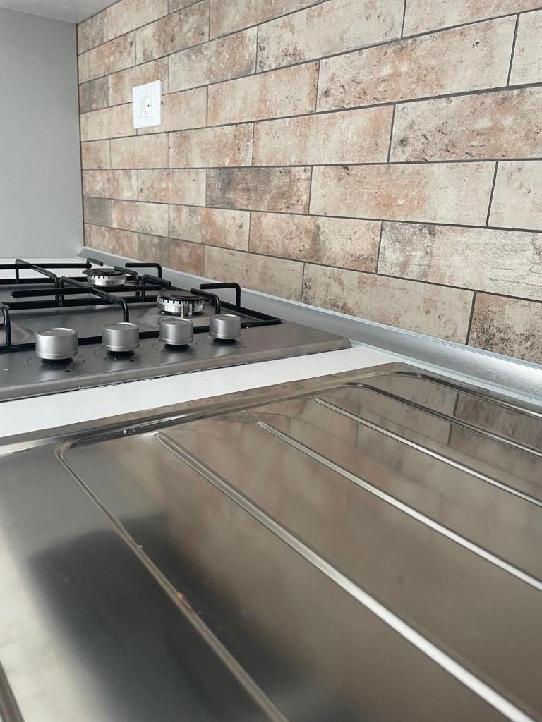 - une cuisine équipée d'une cuisinière avec des casseroles et des poêles dans l'établissement ValGiuSi Resort, à Capo Vaticano