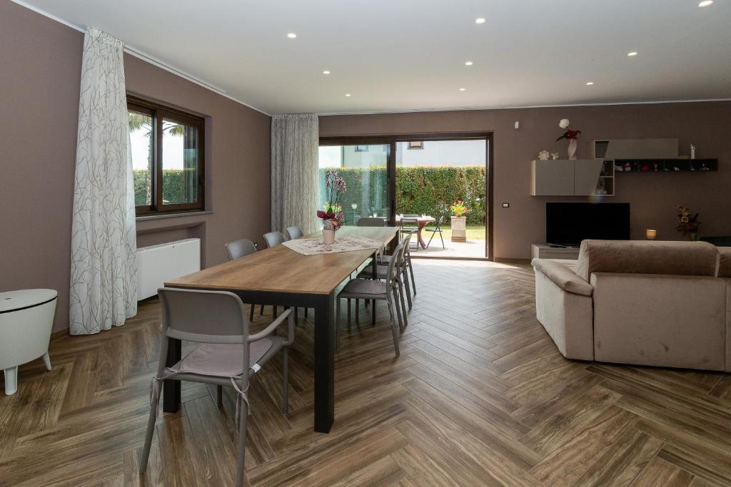 une salle à manger et un salon avec une table et des chaises dans l'établissement Casa Il Geranio, à Piedimonte Etneo