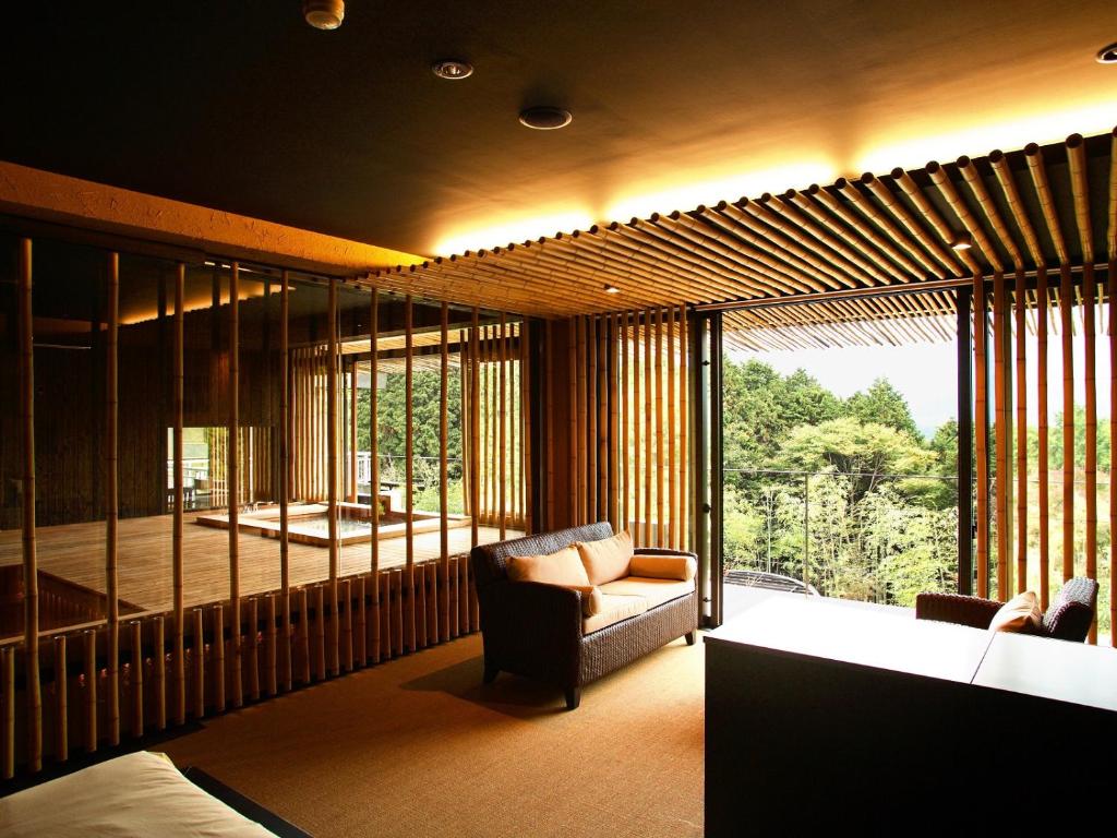un salon avec un canapé et une grande fenêtre dans l'établissement Kinnotake Sengokuhara(Adult Only), à Hakone