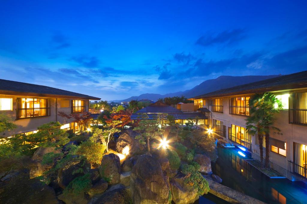 - une vue aérienne sur un hôtel la nuit dans l'établissement Meitei no Yado Hotel Koshien, à Fuefuki