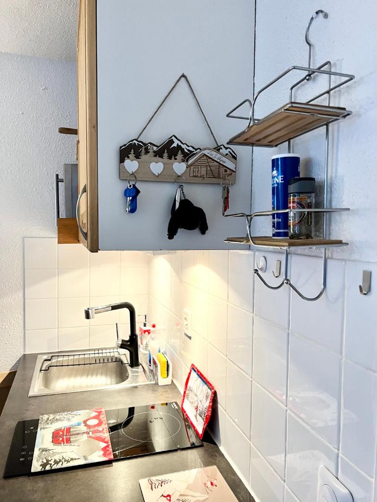 une cuisine avec un évier et un plan de travail dans l'établissement Cosy central Studio with a view, balcony 20m2 4ppl, à Vénosc 29 autres photos