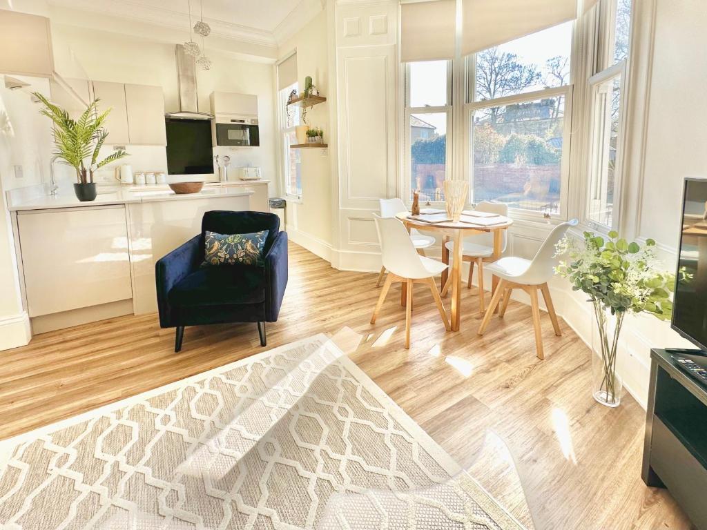 Clifford's Reach at Bluebridge Court with Free Parking 3