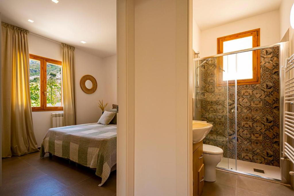 - une chambre avec un lit, un lavabo et des toilettes dans l'établissement Villa Bellacosa con Piscina Privata vista mare, à Castellammare del Golfo