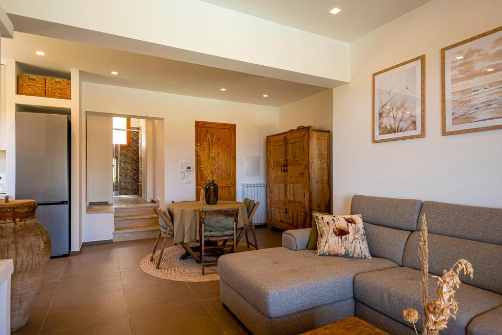 un salon avec un canapé et une table dans l'établissement Villa Bellacosa con Piscina Privata vista mare, à Castellammare del Golfo 47 autres photos