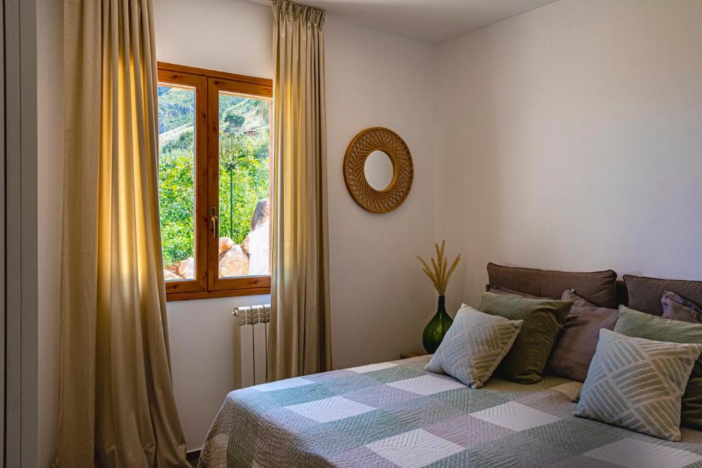 - une chambre avec un lit, une fenêtre et un miroir dans l'établissement Villa Bellacosa con Piscina Privata vista mare, à Castellammare del Golfo