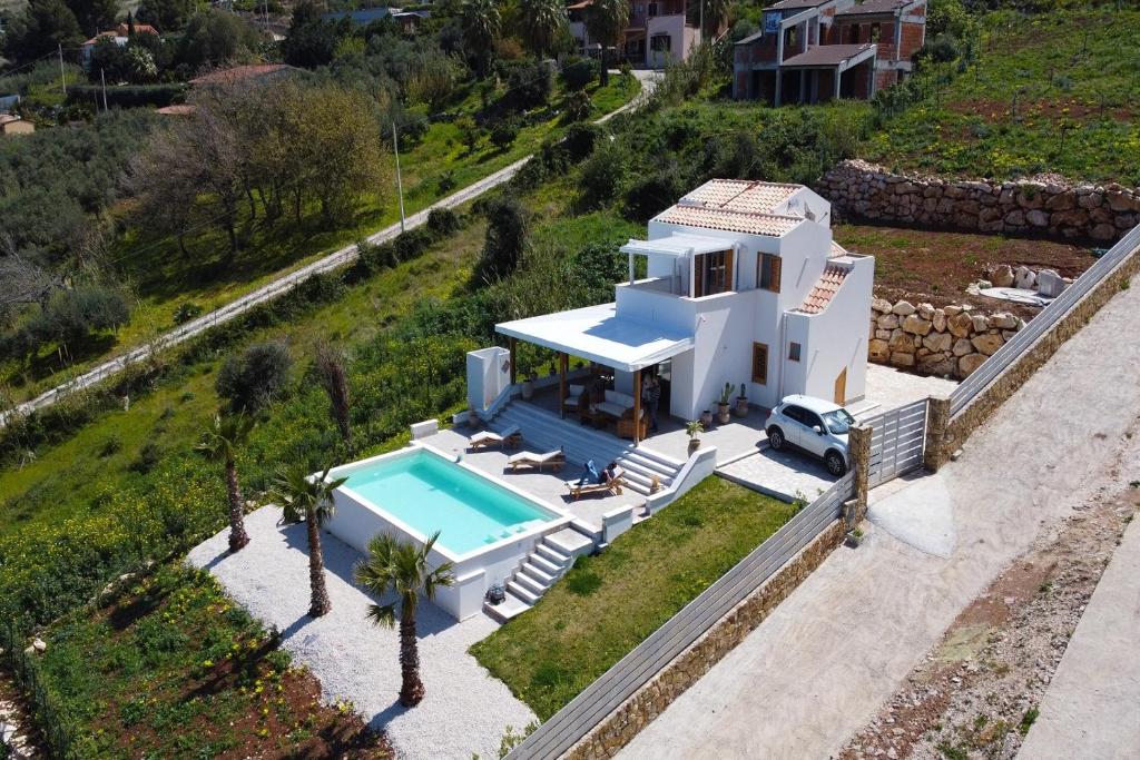 une vue aérienne d'une maison avec piscine dans l'établissement Villa Bellacosa con Piscina Privata vista mare, à Castellammare del Golfo