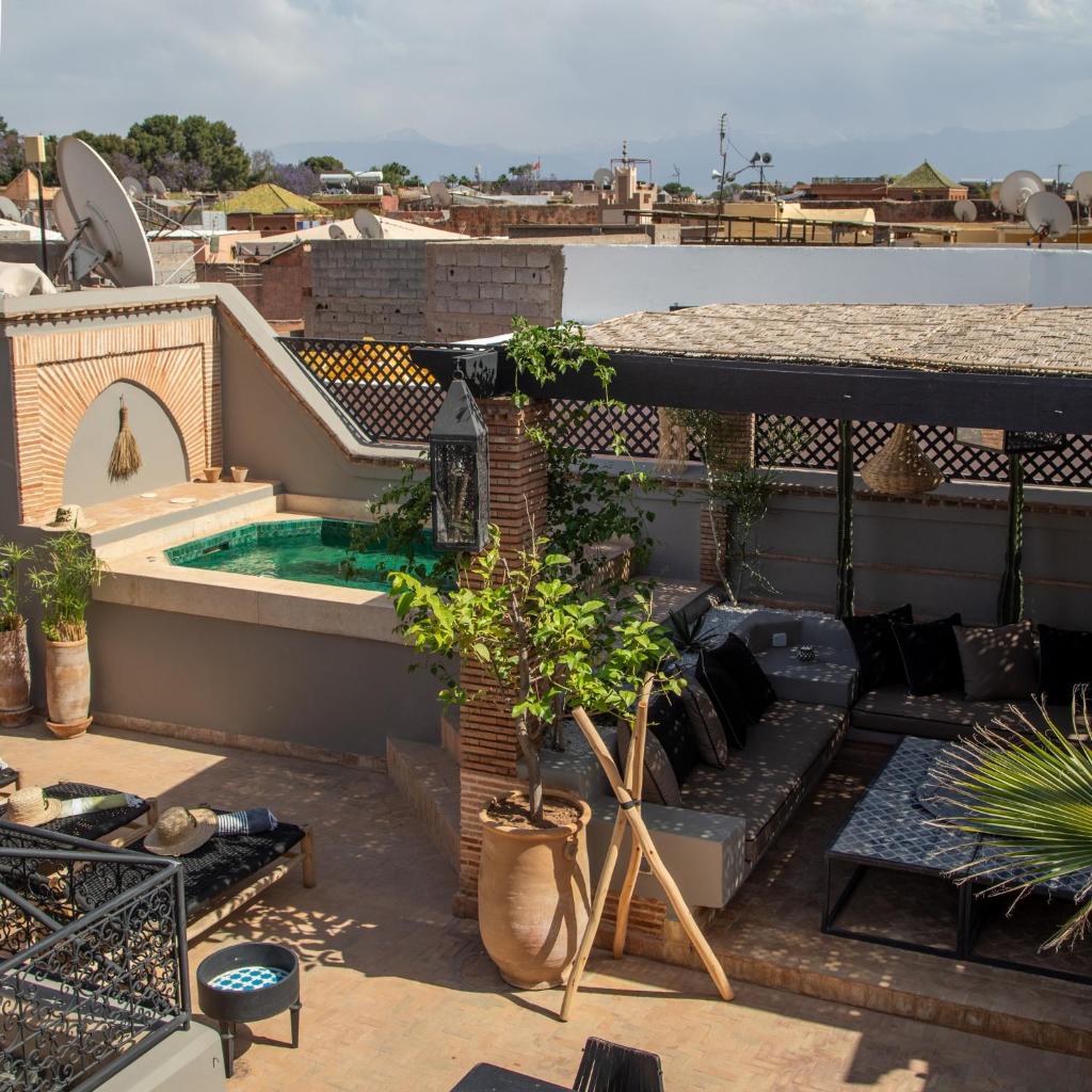 un jardin sur le toit avec une piscine sur le toit dans l'établissement RIAD DAR C, à Marrakech 37 autres photos