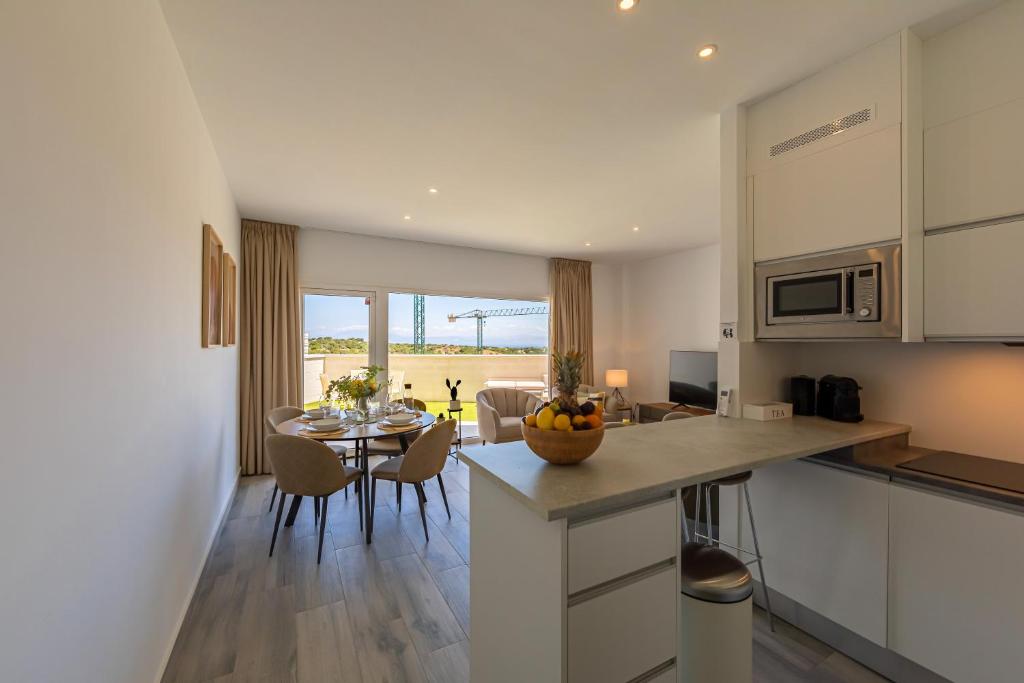 Large terrace, swimming pool, private garage and fiber 3