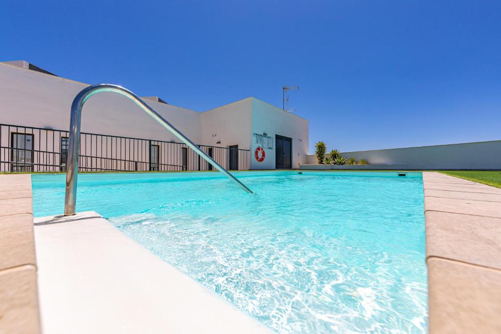 Large terrace, swimming pool, private garage and fiber 7
