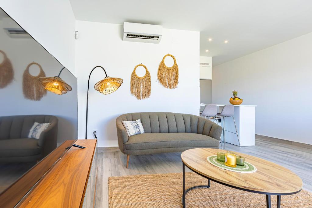Large terrace, swimming pool, private garage and fiber 6