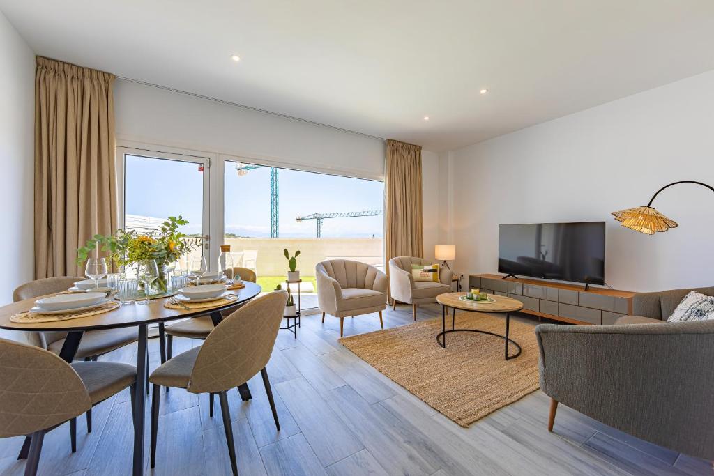 Large terrace, swimming pool, private garage and fiber 4