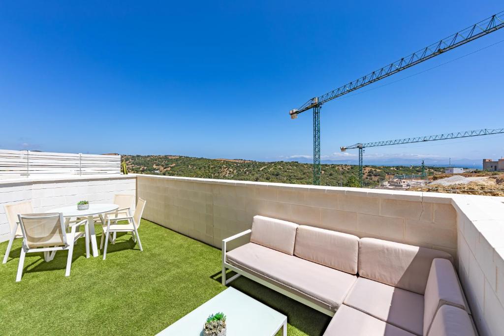 Large terrace, swimming pool, private garage and fiber 5