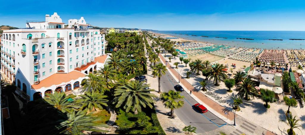 - une vue aérienne sur un hôtel et une plage dans l'établissement Grand Hotel Excelsior, à San Benedetto del Tronto