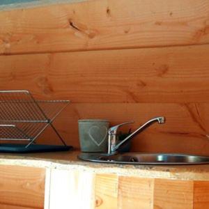 - un évier de cuisine avec un robinet sur un comptoir dans l'établissement Le tipi à Marie, déconnectez- vous !!!, à Cambounès