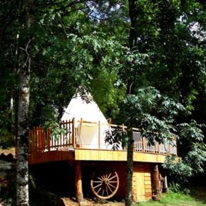 une cabane dans les arbres avec une véranda et une terrasse dans l'établissement Le tipi à Marie, déconnectez- vous !!!, à Cambounès 20 autres photos