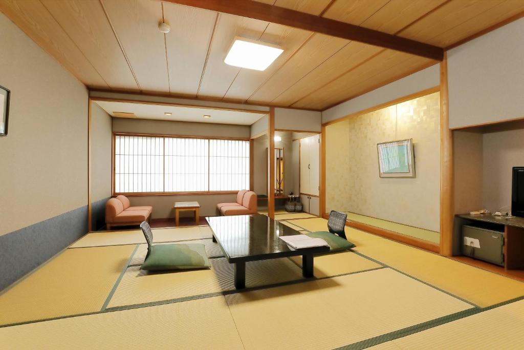un salon avec une table et des chaises dans l'établissement Azumakan, à Nihommatsu