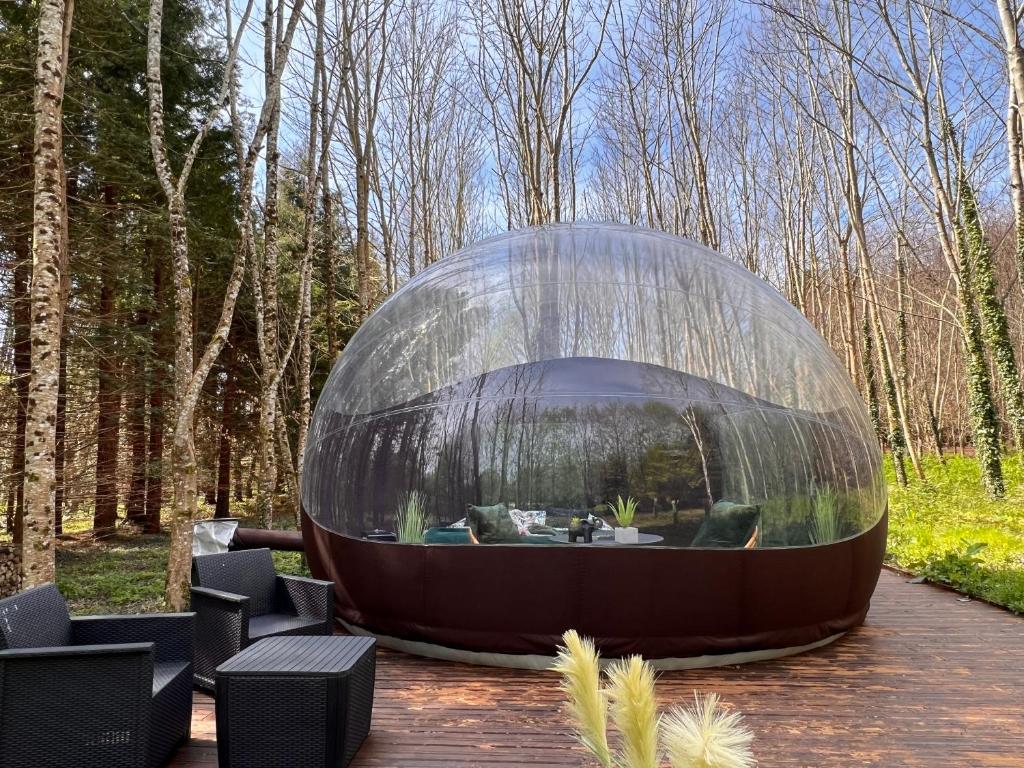 - un dôme en verre installé au-dessus d'une terrasse dans l'établissement Logement insolite "Bubble jungle", à Saint-Évarzec
