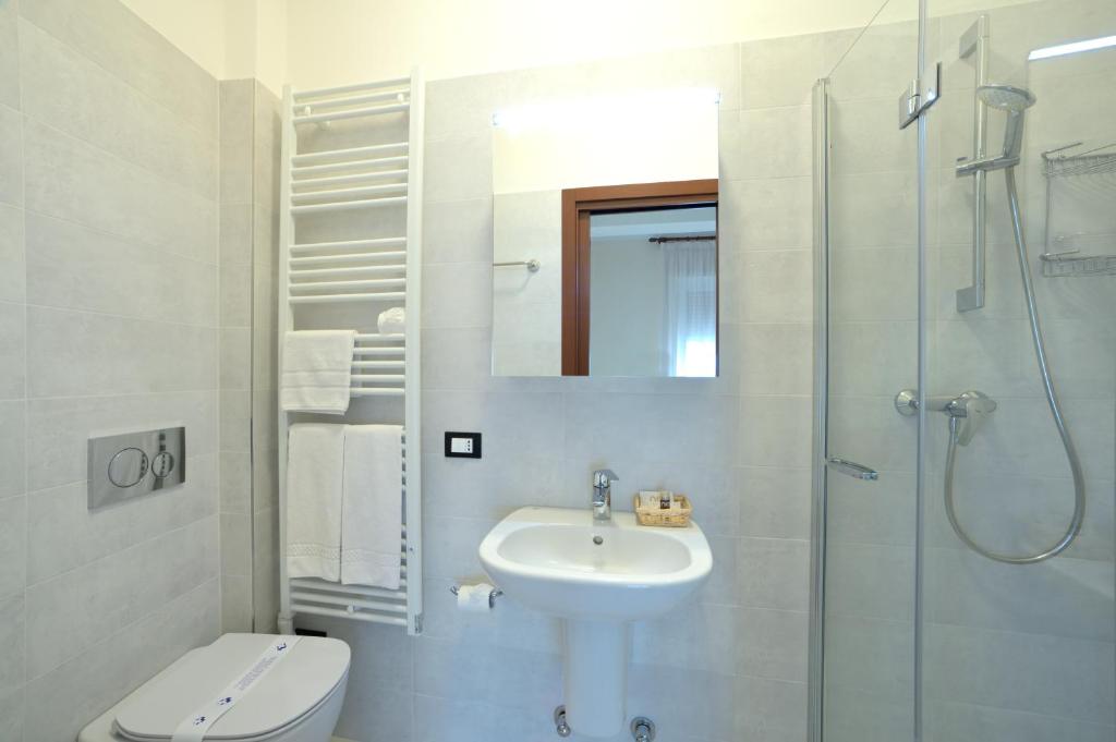 une salle de bain avec un lavabo, une douche et des toilettes dans l'établissement Hotel Villa Giulia, à Laigueglia 27 autres photos