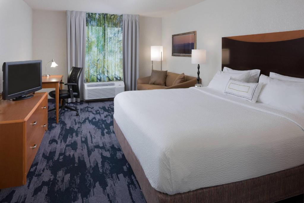Fairfield Inn & Suites by Marriott Orlando Lake Buena Vista Image