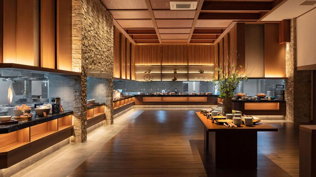 - une grande cuisine avec une table dans une chambre dans l'établissement Kitakobushi Shiretoko Hotel & Resort, à Shari