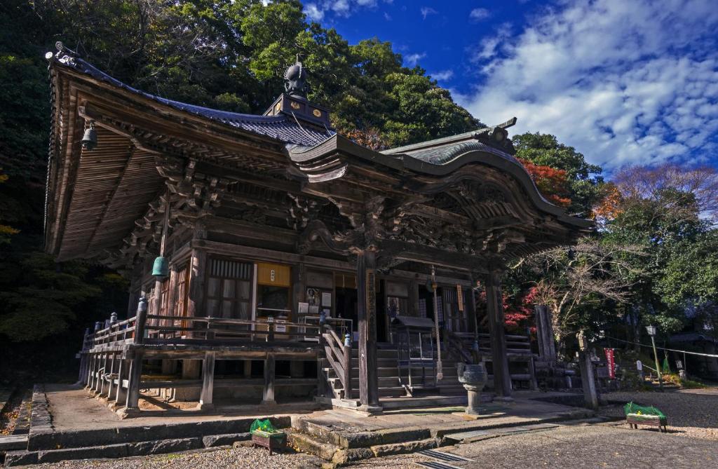 un vieux bâtiment en bois dans un parc dans l'établissement Asagiriso, à Toyooka