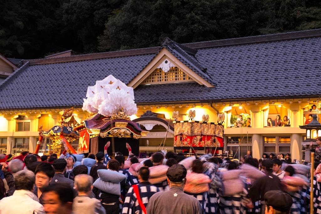 une foule de personnes debout devant un bâtiment dans l'établissement Asagiriso, à Toyooka