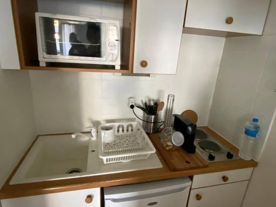 un comptoir de cuisine avec un four micro-ondes et un mixeur dans l'établissement Appartement jusqu'à 4 personnes, à Luchon