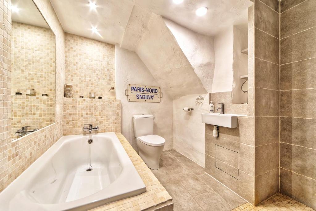 TOWNHOUSE MOUGINS in the old village, fantastic view, sea and mountains 2