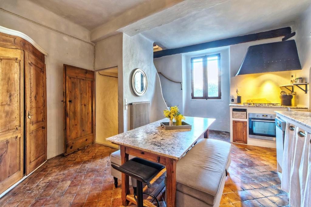 TOWNHOUSE MOUGINS in the old village, fantastic view, sea and mountains 4