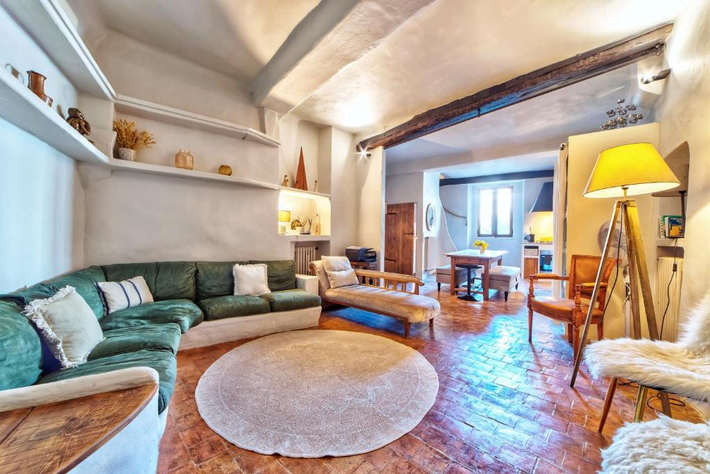 TOWNHOUSE MOUGINS in the old village, fantastic view, sea and mountains 6