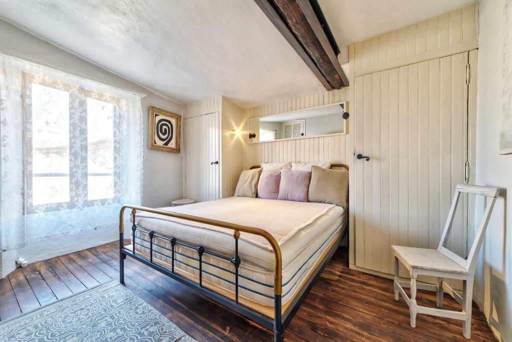 TOWNHOUSE MOUGINS in the old village, fantastic view, sea and mountains 7