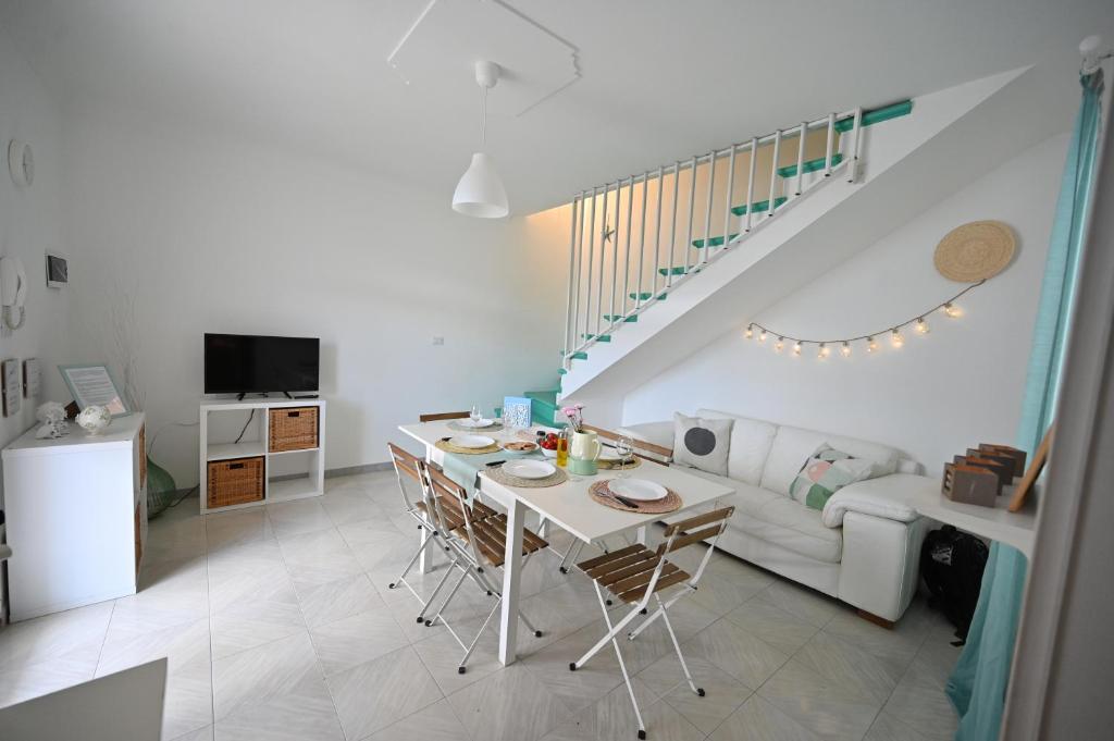 un salon avec une table et un canapé dans l'établissement villa adua, à Torre Santa Sabina