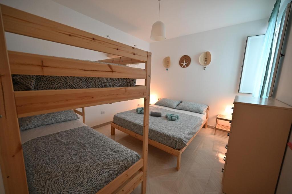 - une chambre avec 2 lits superposés et un canapé dans l'établissement villa adua, à Torre Santa Sabina