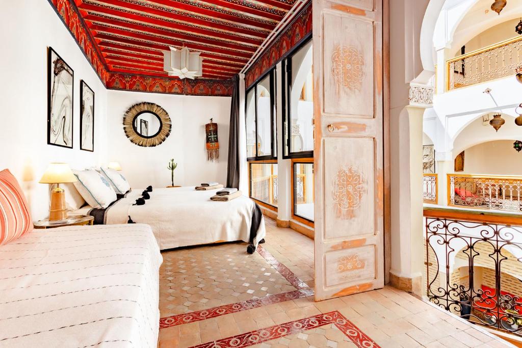 une chambre avec un lit et une grande fenêtre dans l'établissement SABOR SAFRA, à Marrakech 37 autres photos