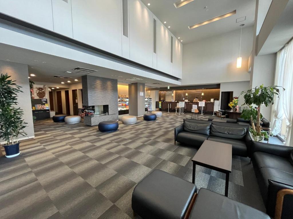 un hall de bureau avec des canapés, des chaises et des tables dans l'établissement Monbetsu Prince Hotel, à Mombetsu 37 autres photos
