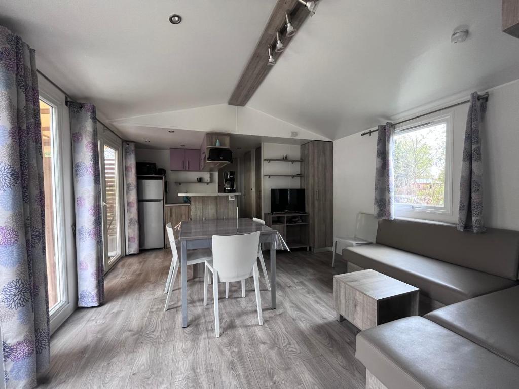 une cuisine et un salon avec une table et des chaises dans l'établissement Camping Marvilla Parks - Rivages des Landes - Mobil home 3 chambres, à Aureilhan