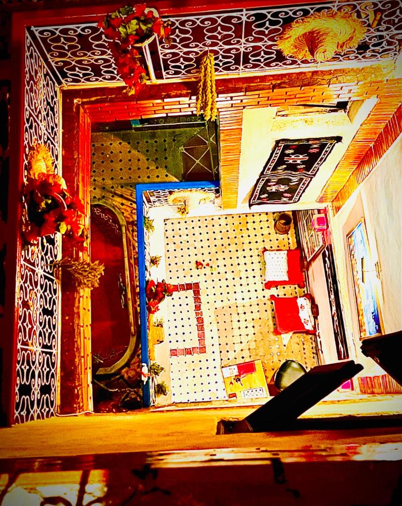 une pièce encombrée avec un bureau avec un mur dans l'établissement Riad Maison Aicha, à Marrakech