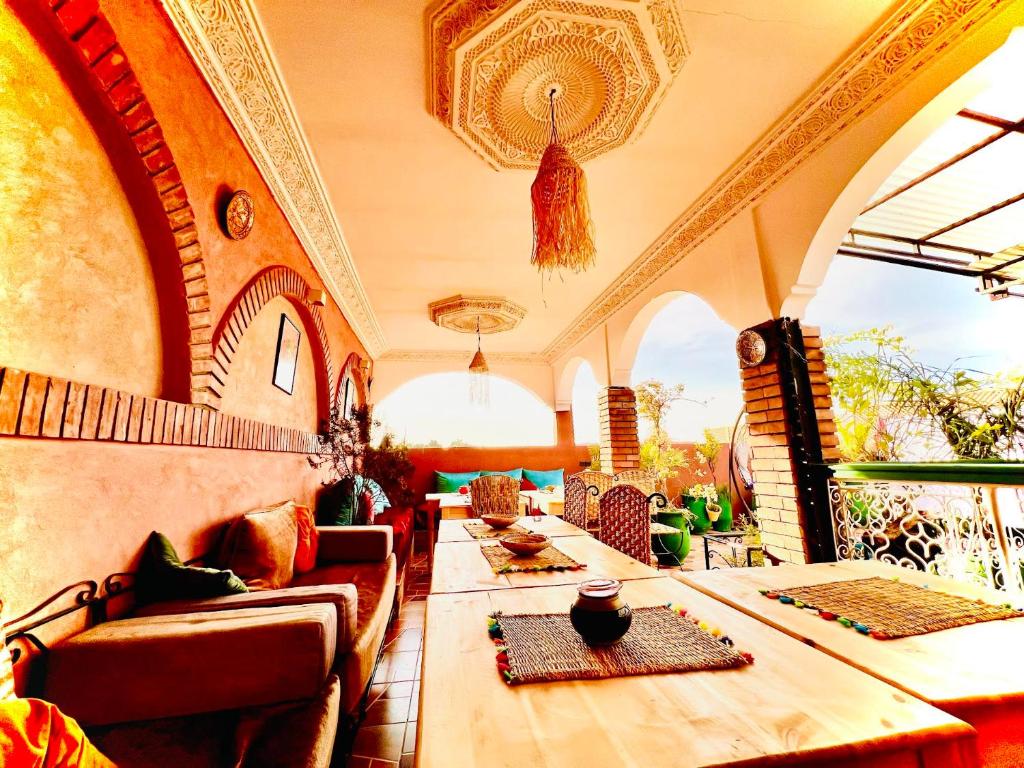 - un salon avec une grande table et des chaises dans l'établissement Riad Maison Aicha, à Marrakech