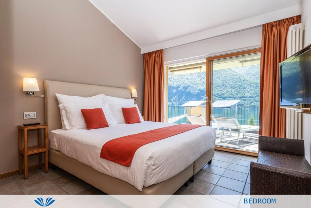 une chambre avec un grand lit et un balcon dans l'établissement Parco San Marco Lifestyle Beach Resort, à Porlezza 34 autres photos