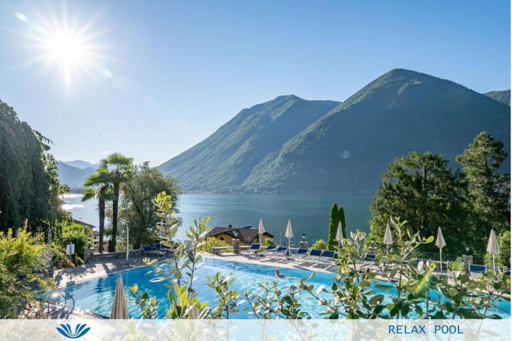 une piscine avec vue sur un lac et des montagnes dans l'établissement Parco San Marco Lifestyle Beach Resort, à Porlezza