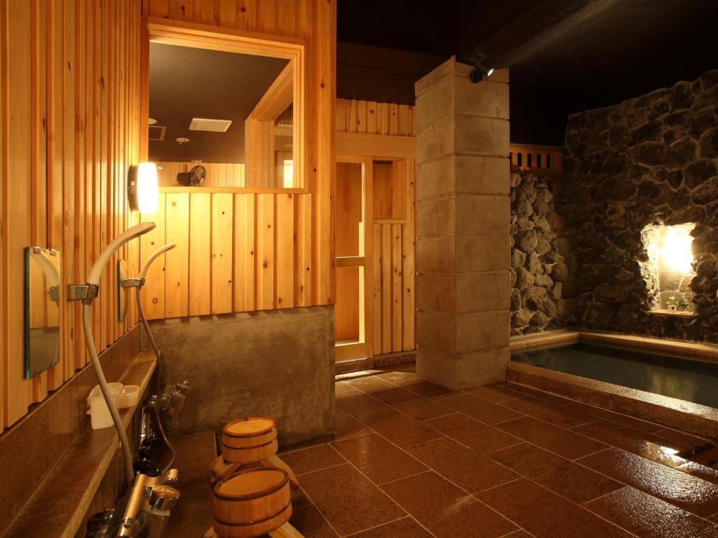 La salle de bains est pourvue d'une piscine et d'une baignoire. dans l'établissement AKARI et KAORI formerly Taizanso, à Izu