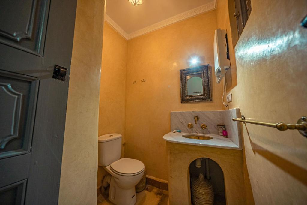une petite salle de bain avec toilettes et lavabo dans l'établissement Riad Azawan, à Marrakech