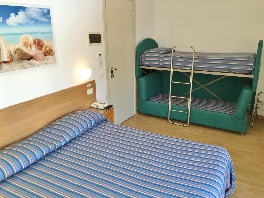 une chambre avec un lit et un lit superposé dans l'établissement Hotel Mayor, à Sperlonga