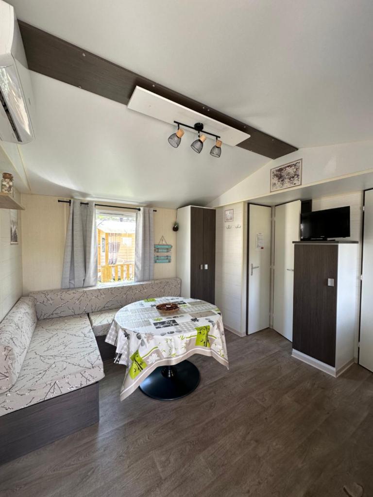 une chambre avec une table au milieu d'une pièce dans l'établissement Au p’tit bonheur, à La Roque-dʼAnthéron