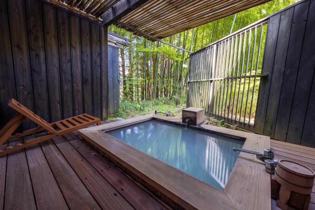 - un bain à remous sur la terrasse d'une maison en bois dans l'établissement Kinnotake Sengokuhara(Adult Only), à Hakone