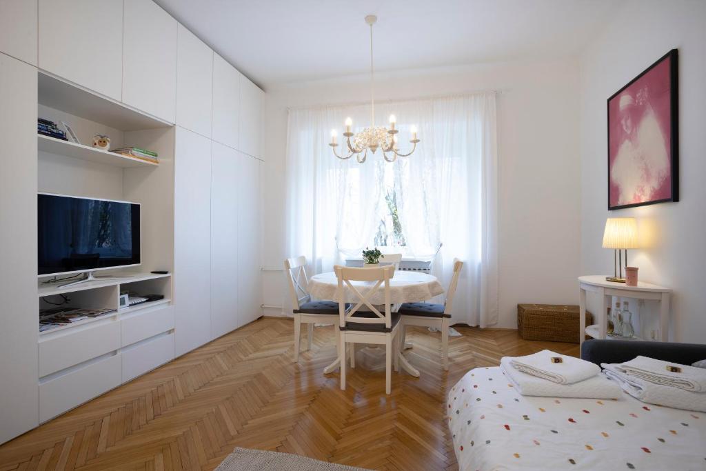 Vedrana-near centre and free garage, electricity for electric cars 5