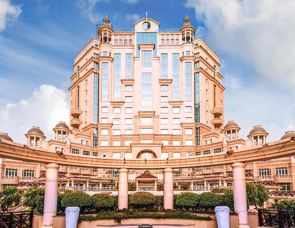 Swissôtel Al Murooj Dubai Image